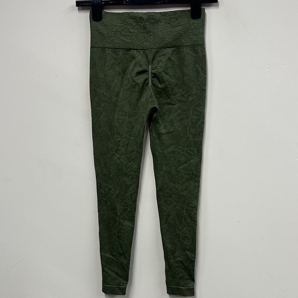 Gymshark Olive Patterned Leggings 2 - Picture 5 of 6